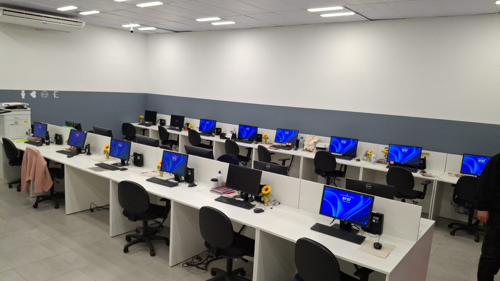 Escritório com estações de trabalho configuradas e padronizadas